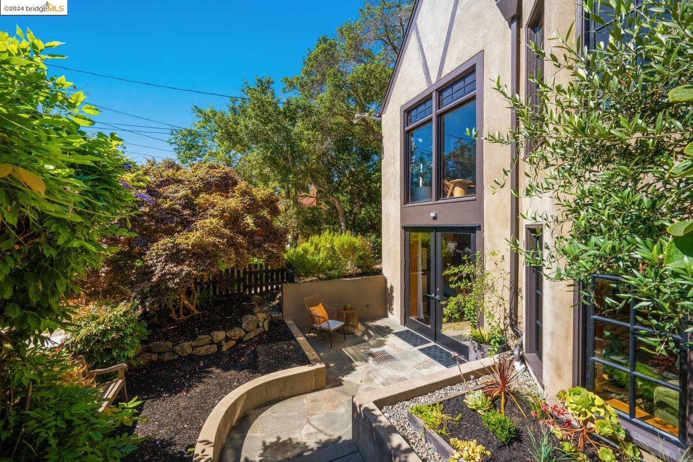 1220 Colusa Ave