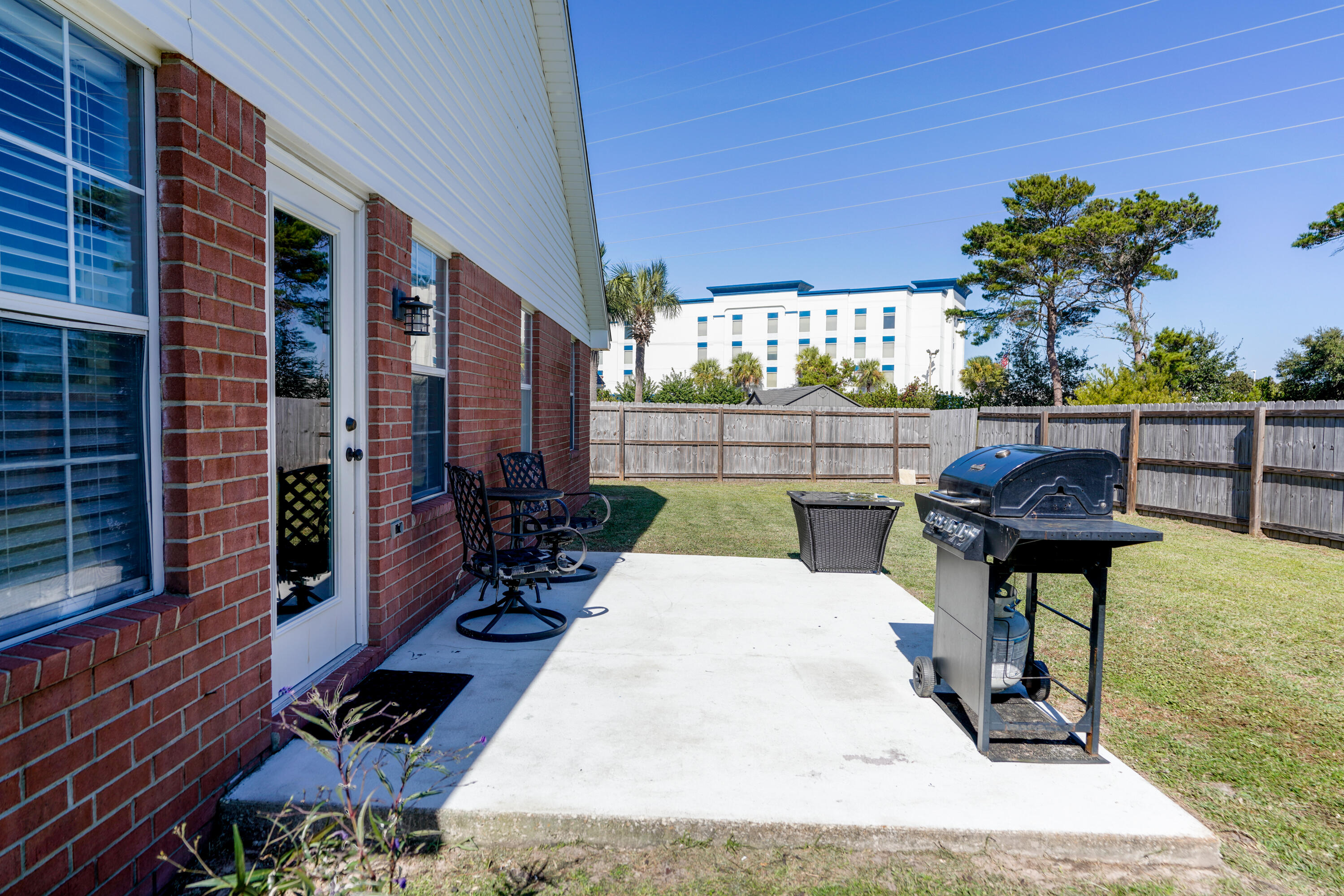 100 LEEWARD Drive
