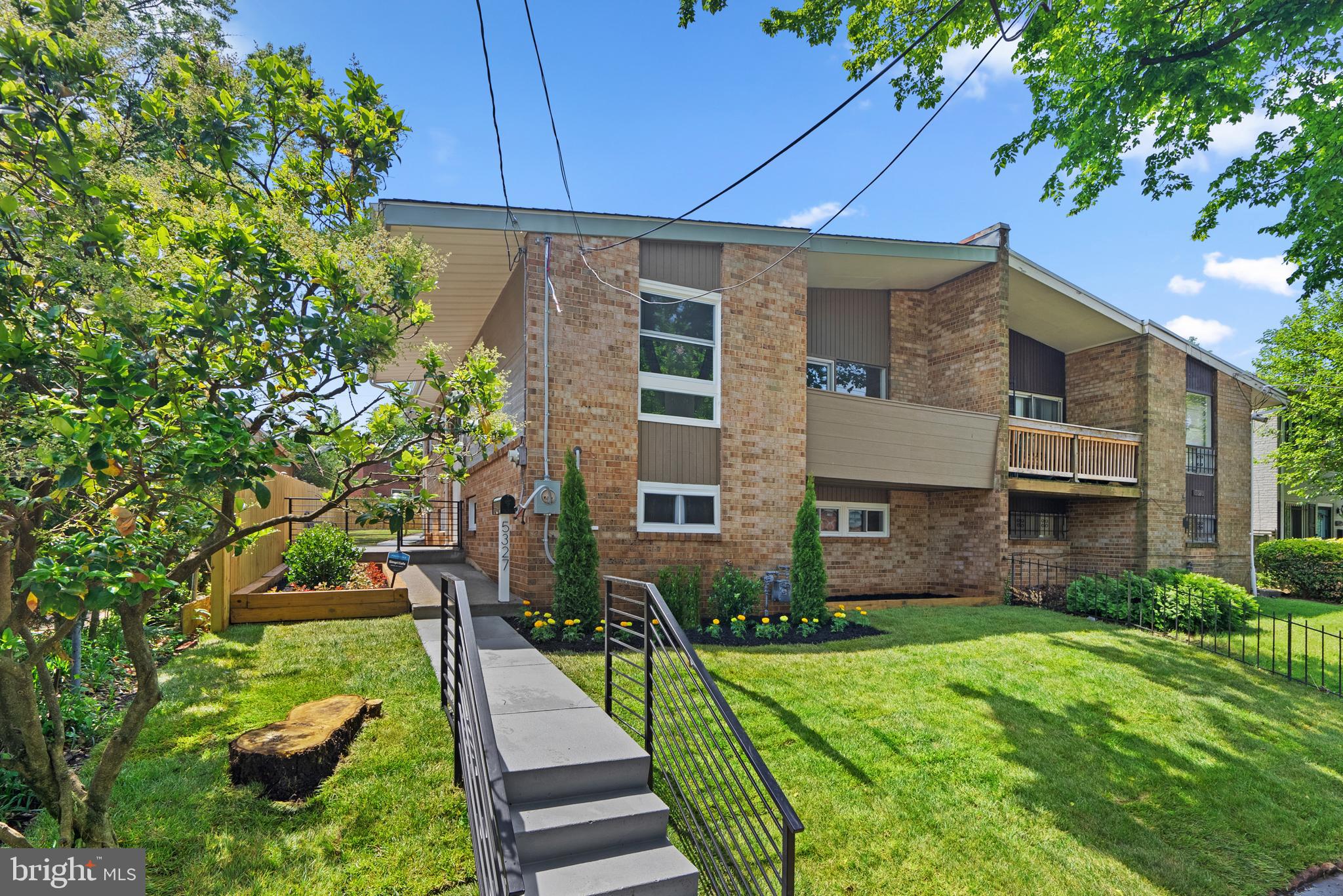 5327 Blaine STREET NE