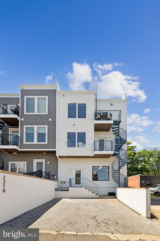 1210 Queen St NE #2