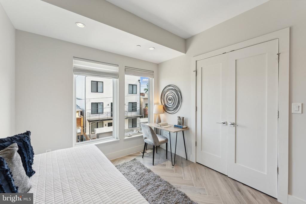 1212 Queen St NE #1