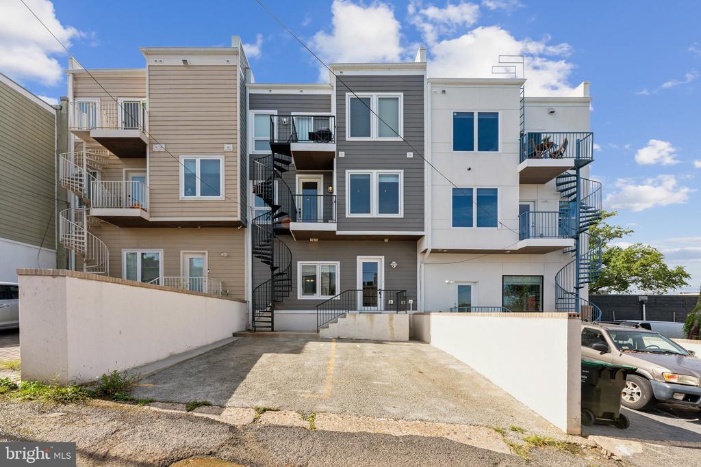 1212 Queen St NE #1