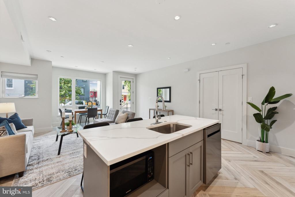 1212 Queen St NE #1