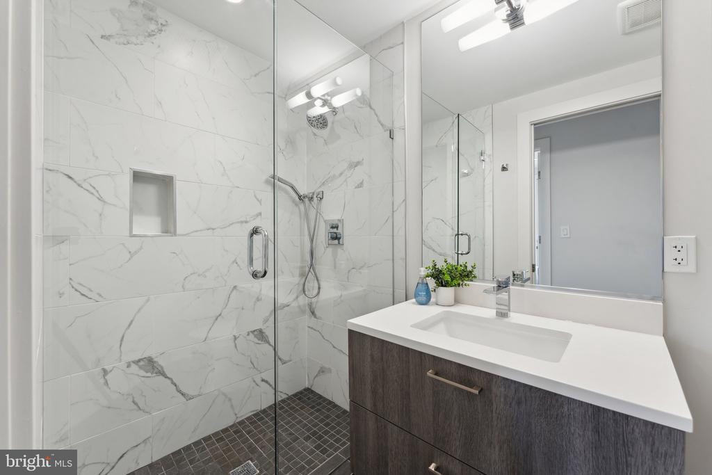 1212 Queen St NE #1