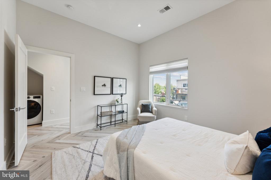 1212 Queen St NE #1