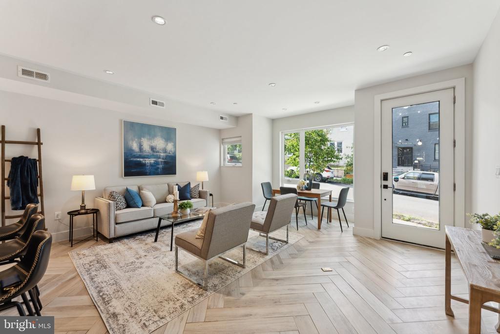 1212 Queen St NE #1
