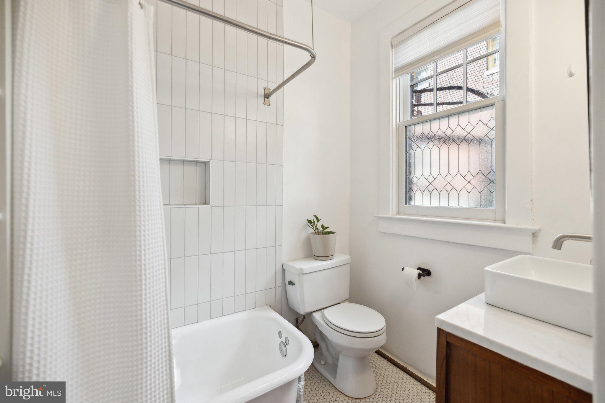 3018 Porter St NW #101