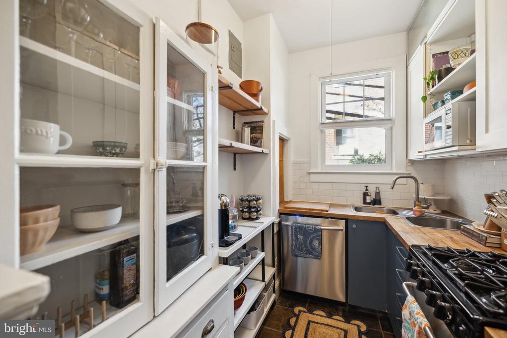 3018 Porter St NW #101