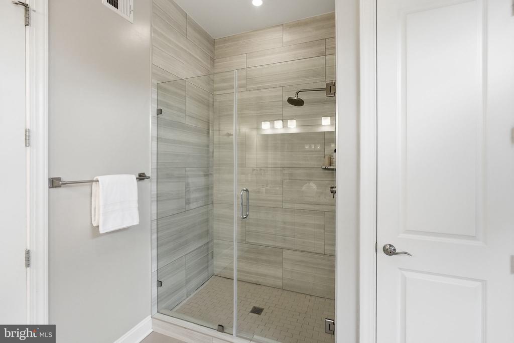 1110 6TH STREET NE Unit: 2