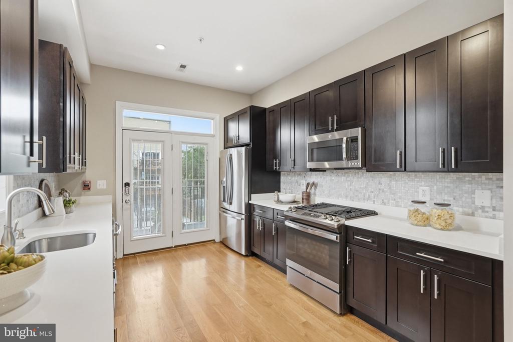 1110 6TH STREET NE Unit: 2