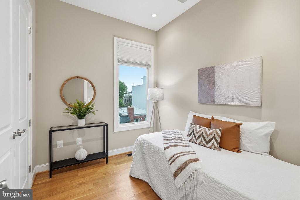 1110 6TH STREET NE Unit: 2