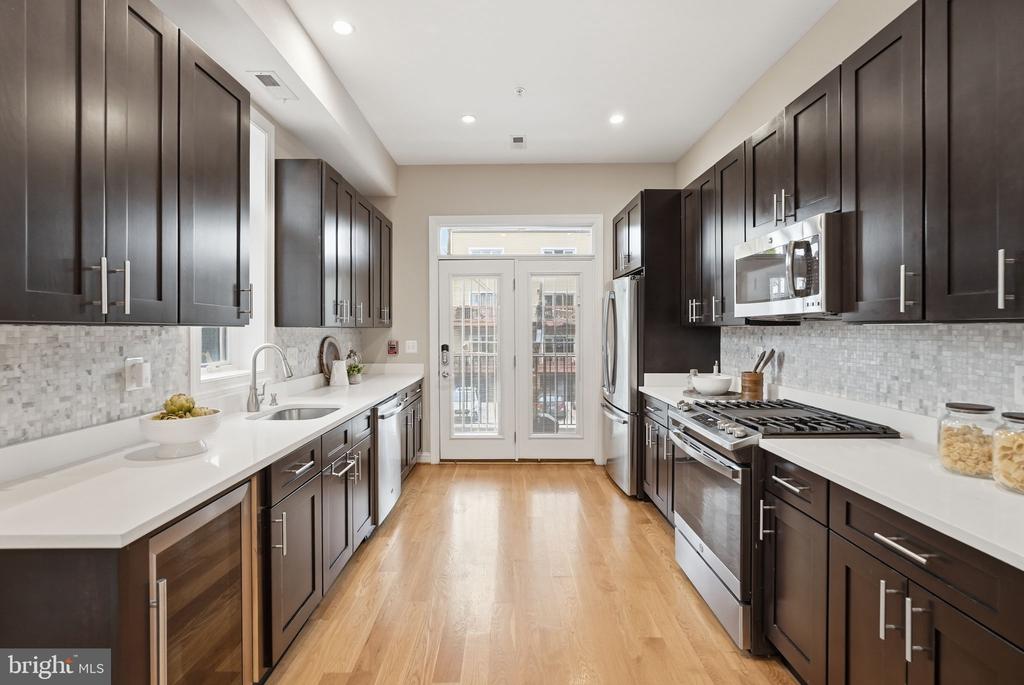 1110 6TH STREET NE Unit: 2
