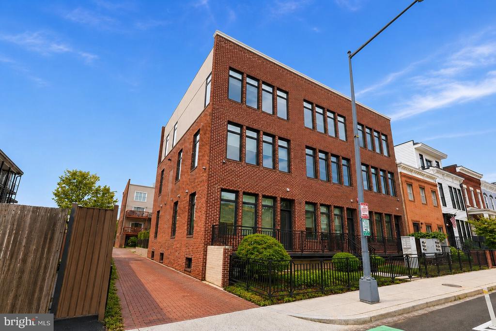 1110 6TH STREET NE Unit: 2