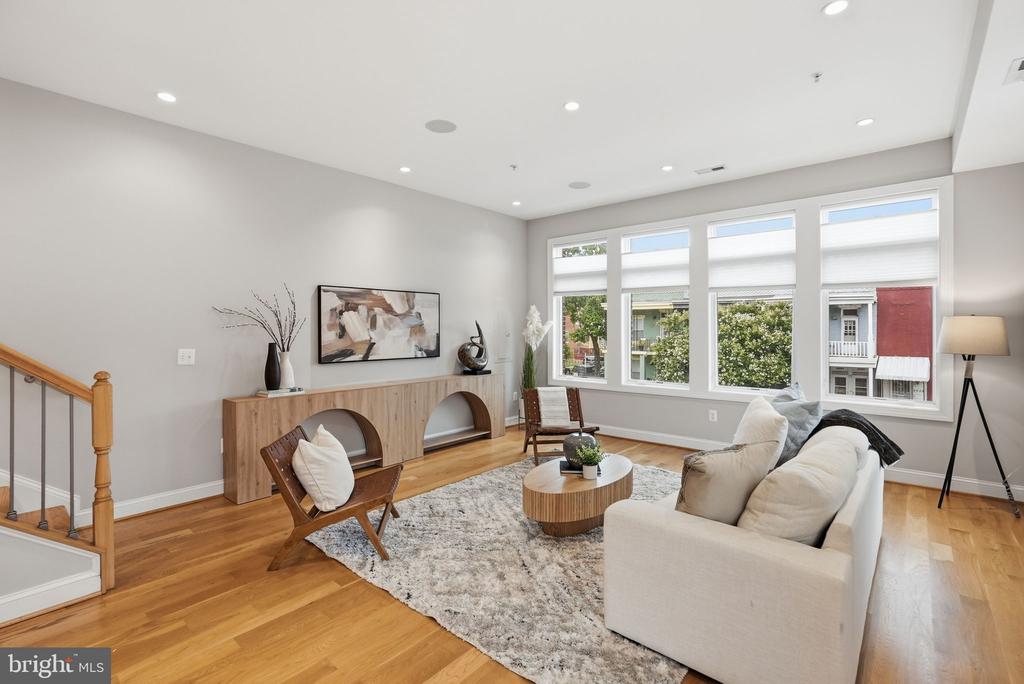 1110 6TH STREET NE Unit: 2