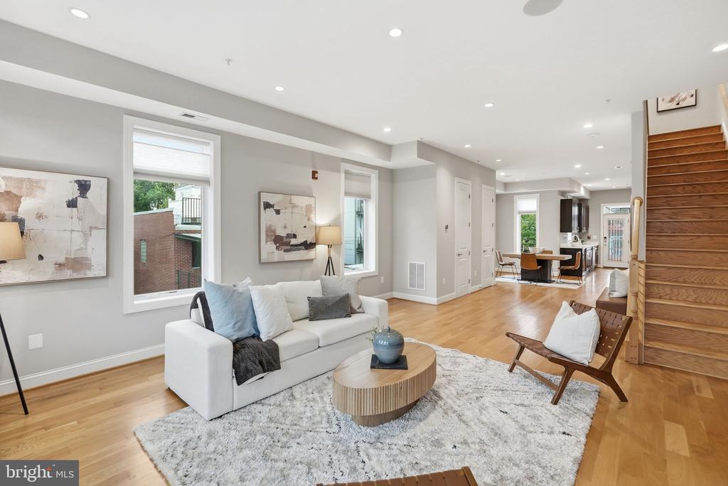 1110 6TH STREET NE Unit: 2