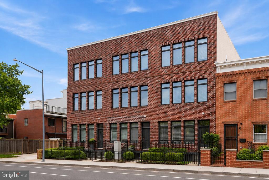 1110 6TH STREET NE Unit: 2