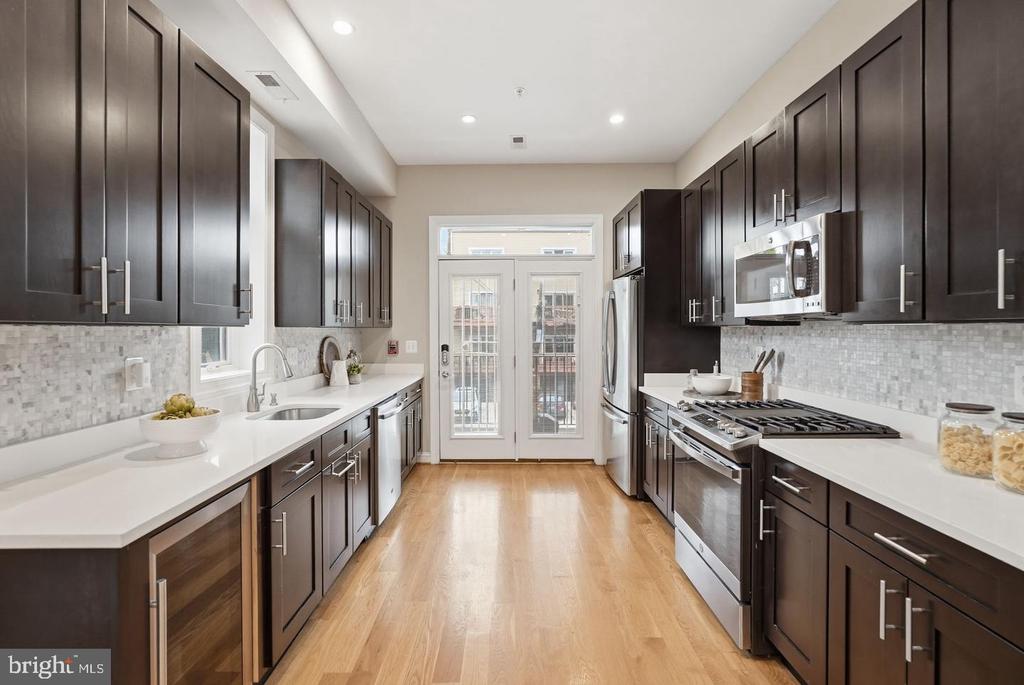 1110 6TH STREET NE Unit: 2