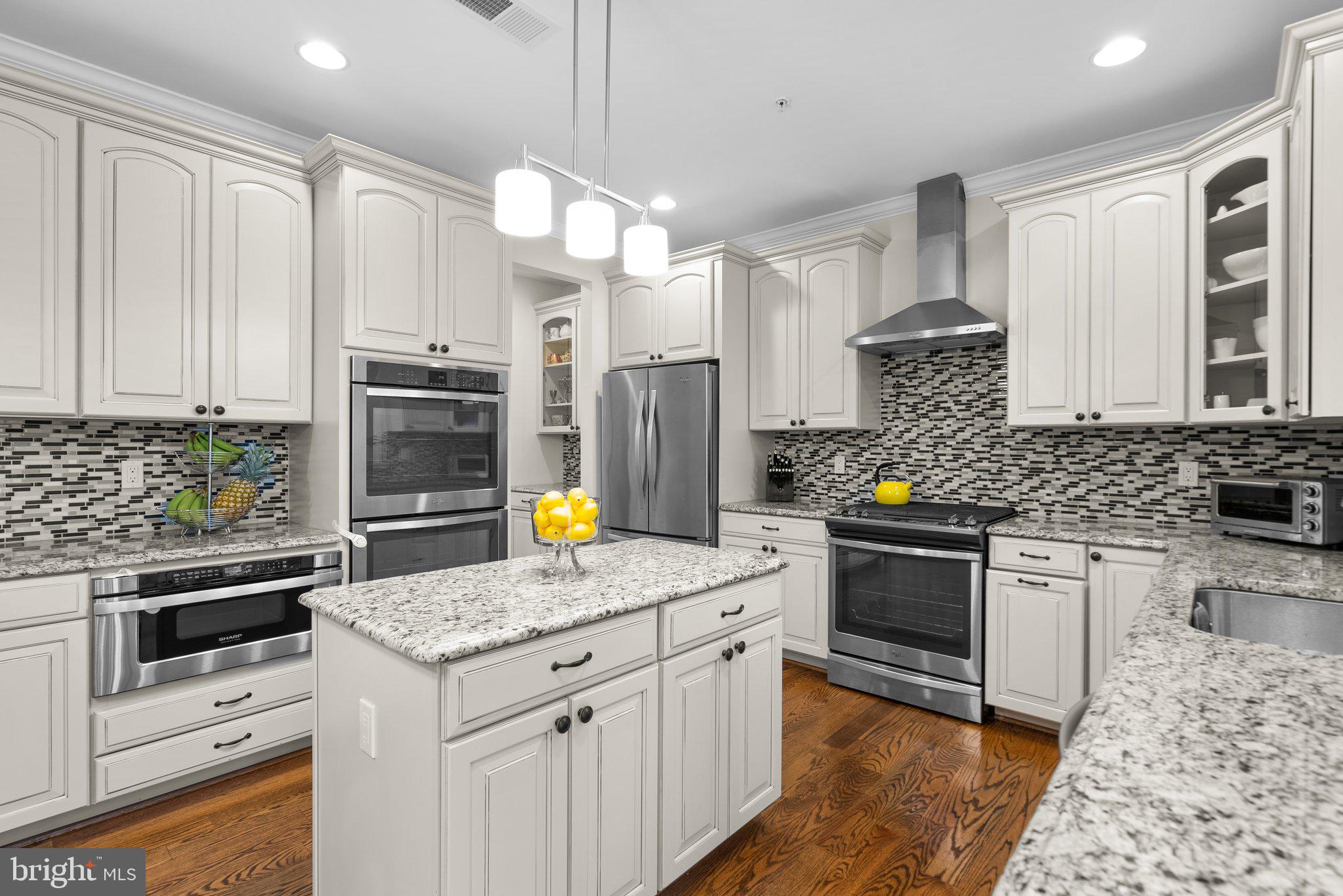 10105 Dickens AVENUE