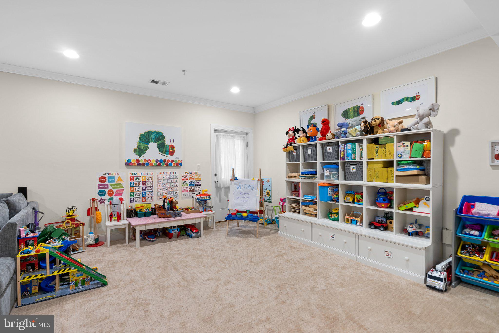 10105 Dickens AVENUE