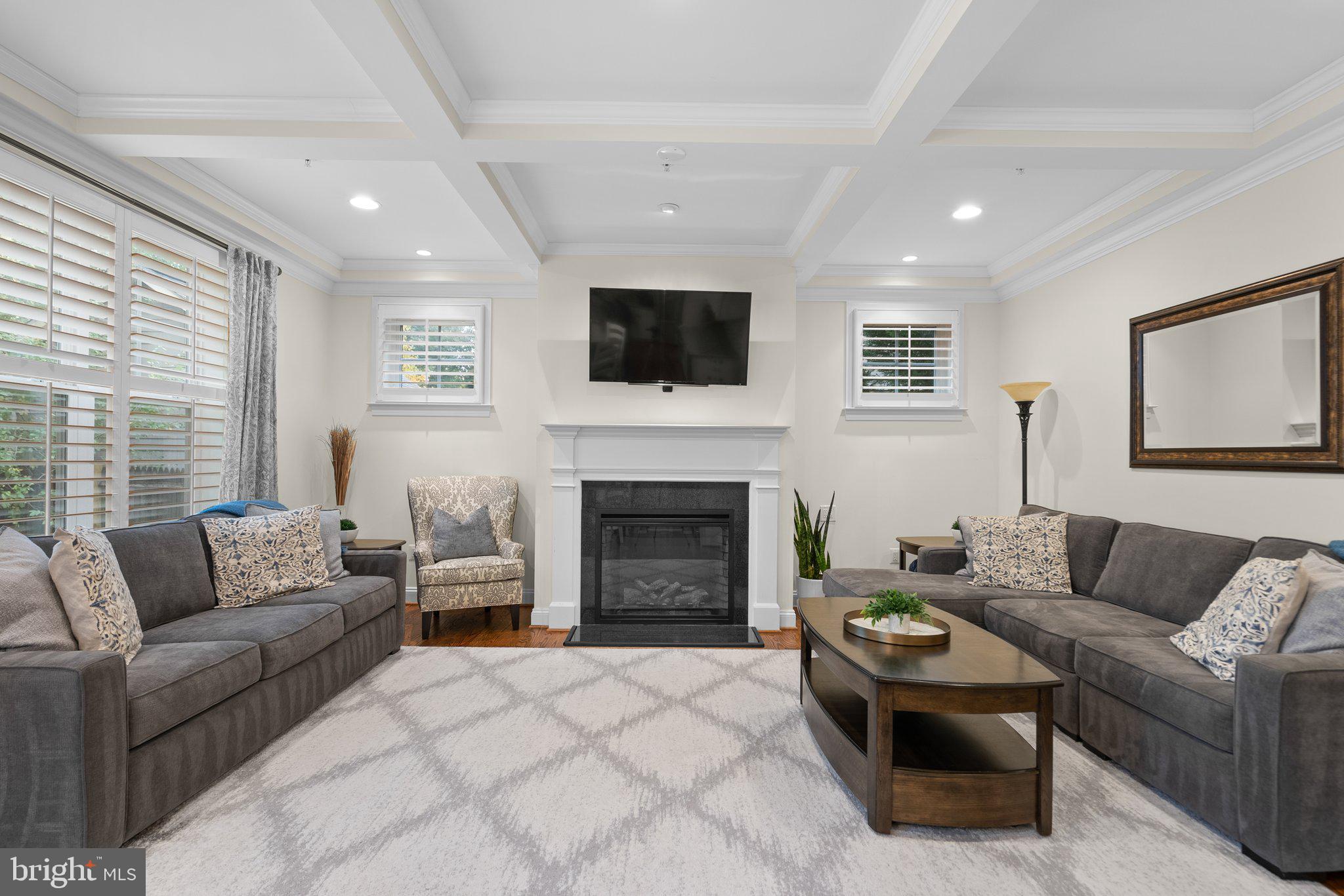 10105 Dickens AVENUE