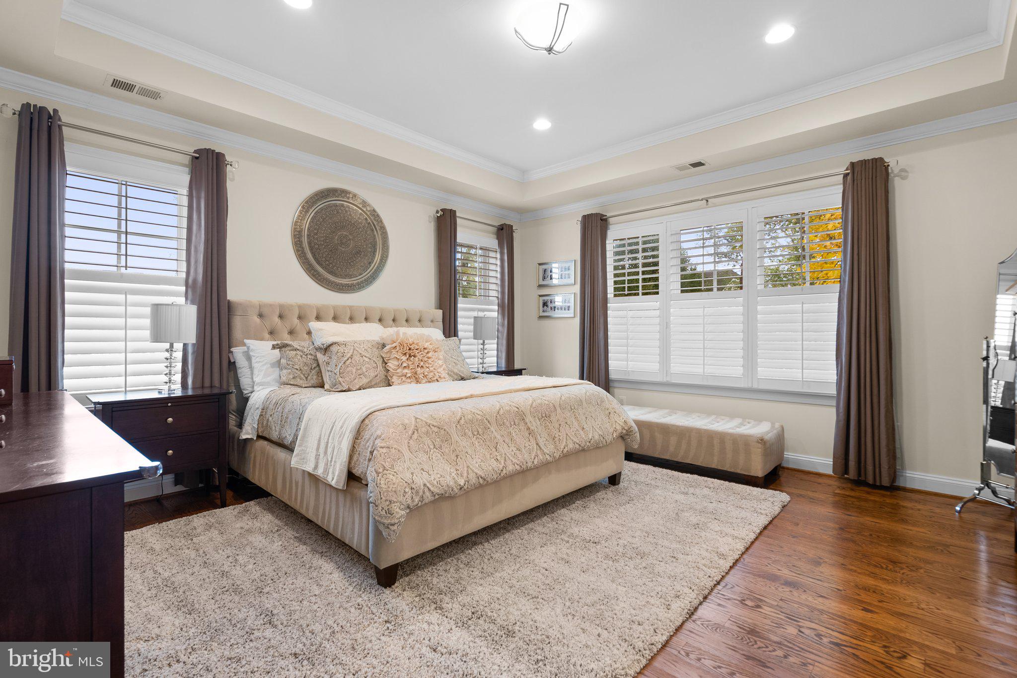 10105 Dickens AVENUE