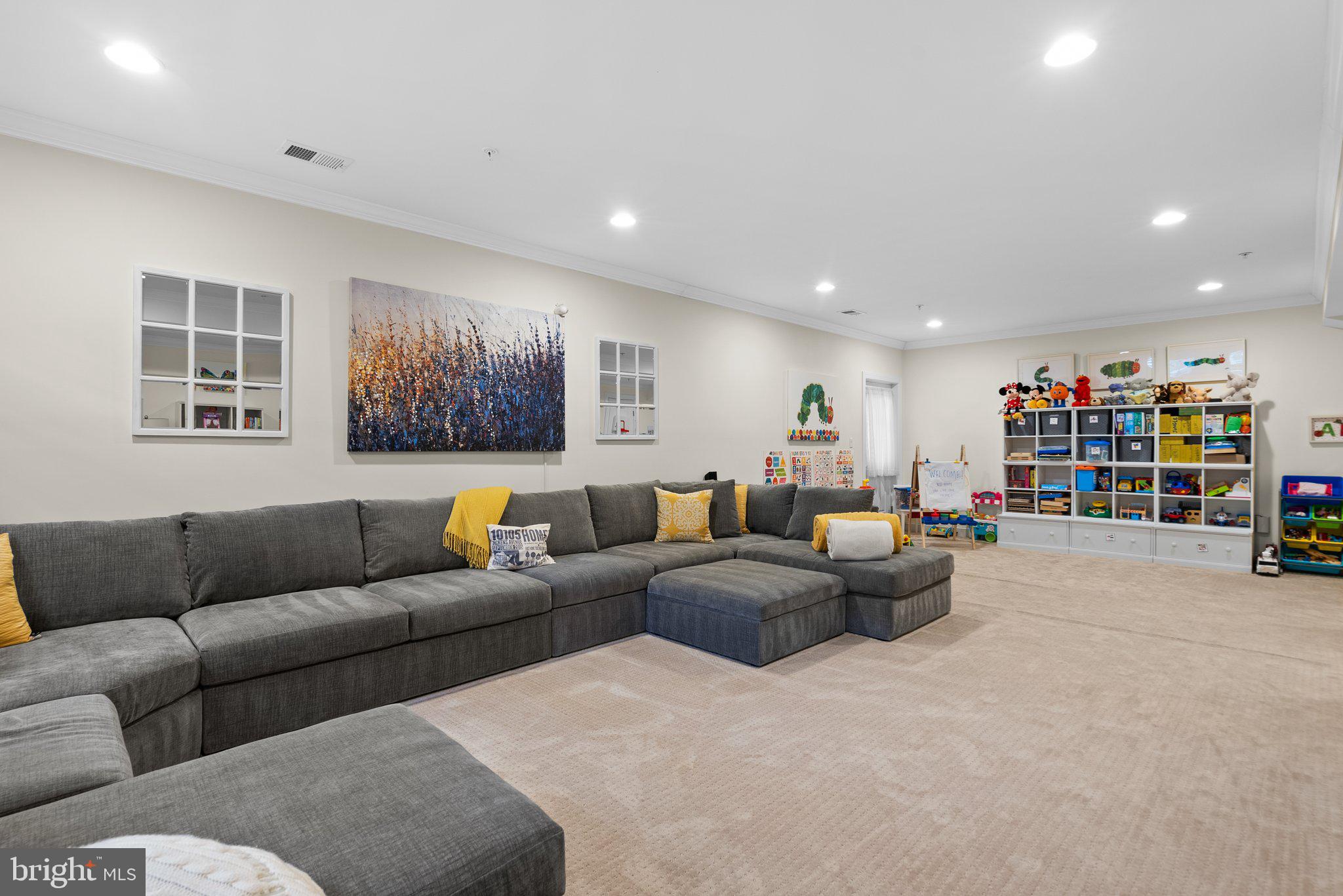 10105 Dickens AVENUE