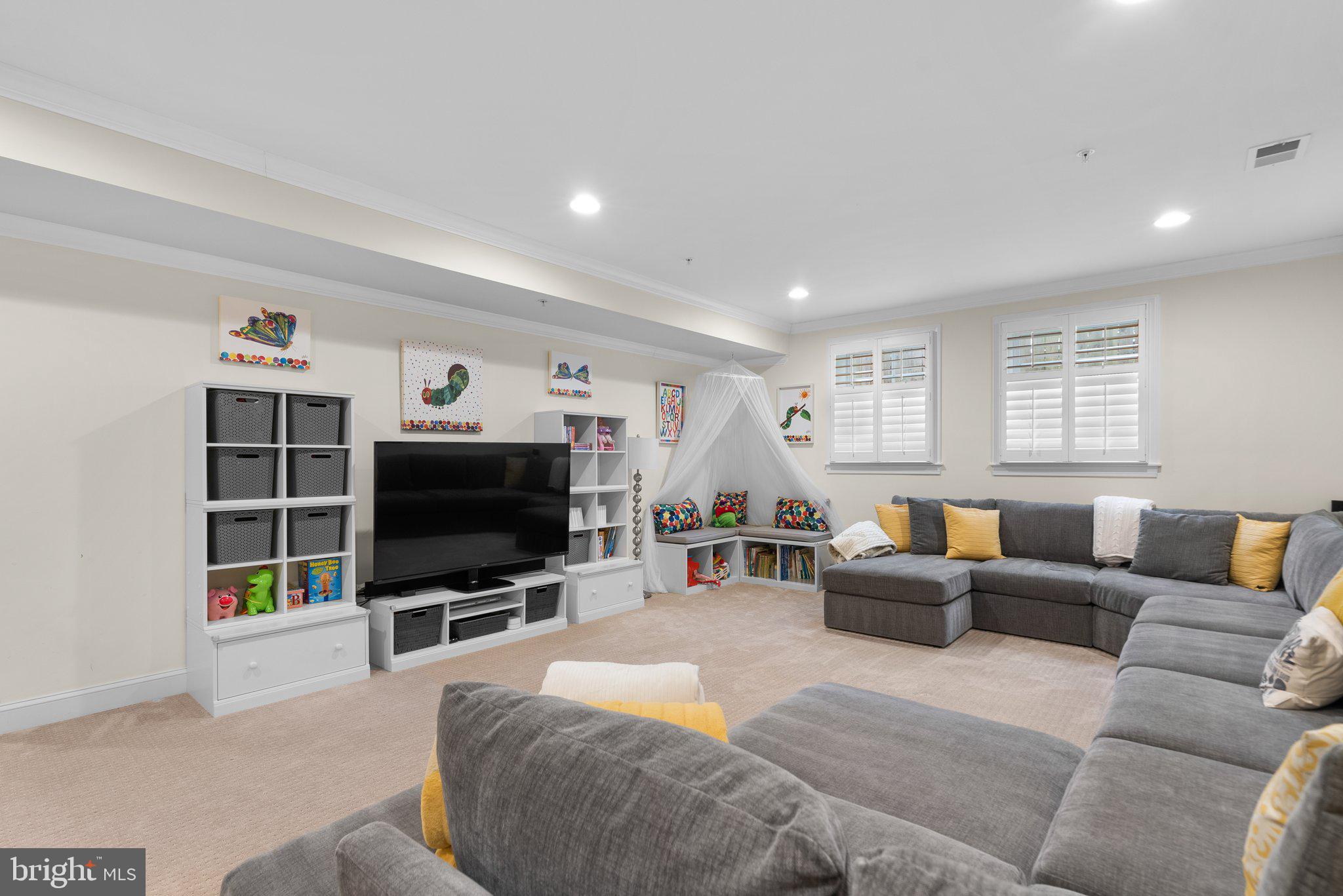 10105 Dickens AVENUE