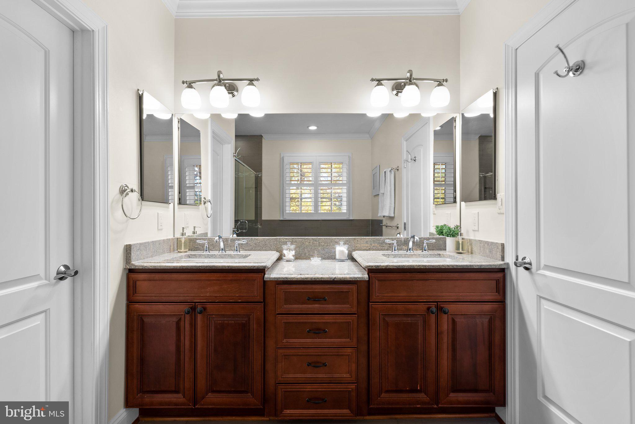 10105 Dickens AVENUE