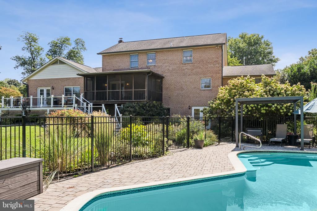 1021 Hawlings Rd