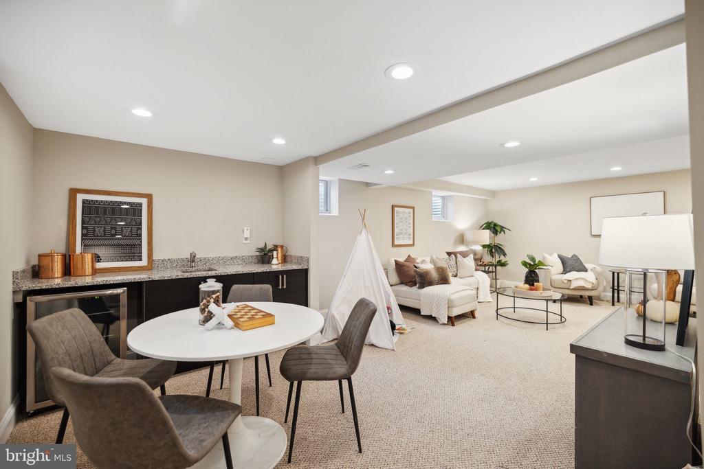 810 Blossom Dr
