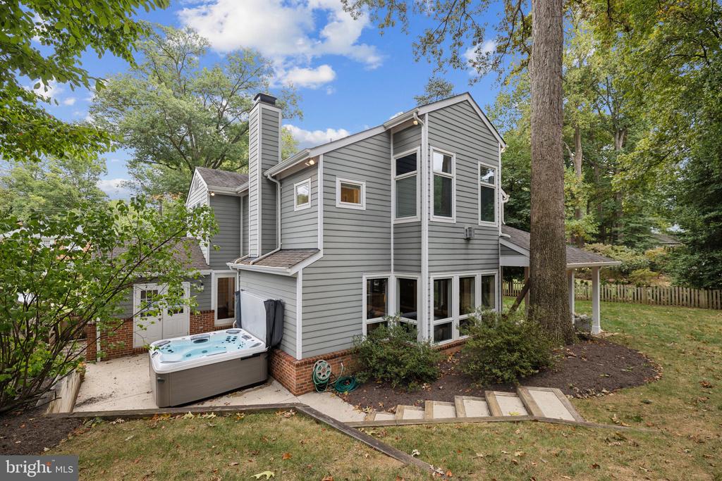 810 Blossom Dr