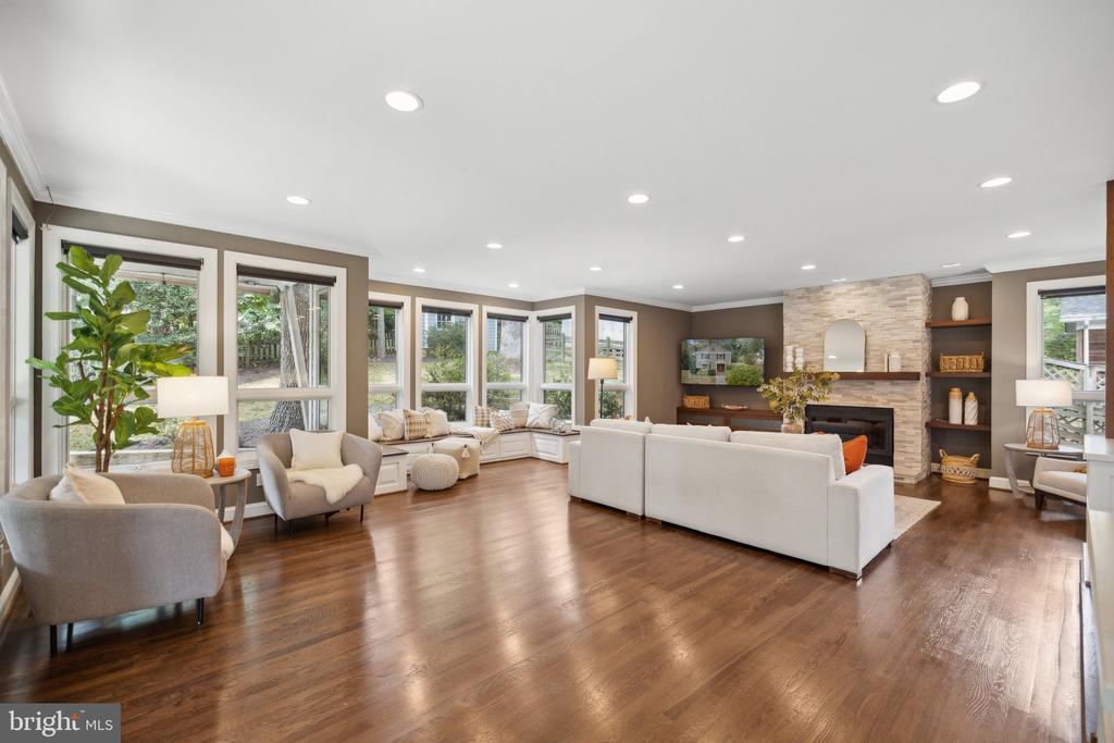 810 Blossom Dr
