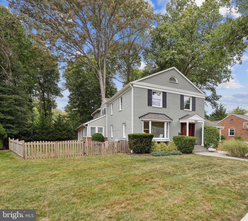 810 Blossom Dr