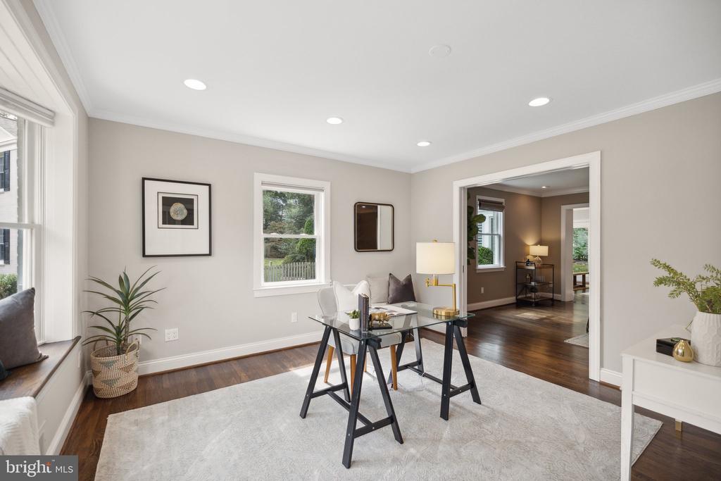810 Blossom Dr