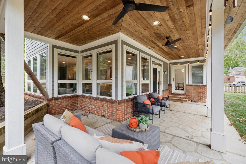 810 Blossom Dr
