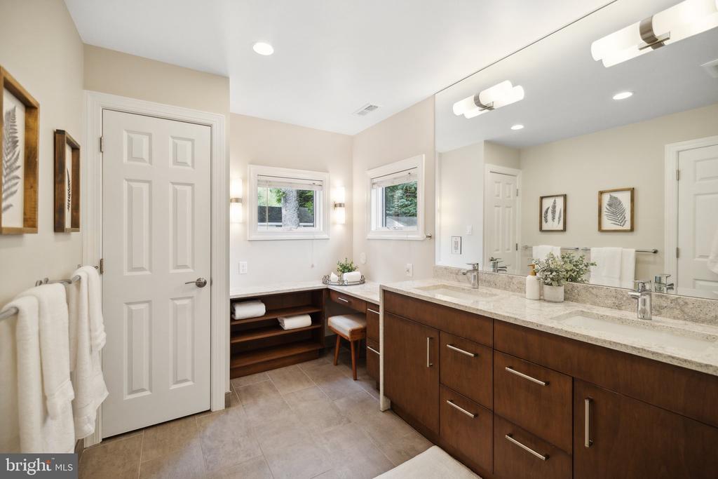 810 Blossom Dr