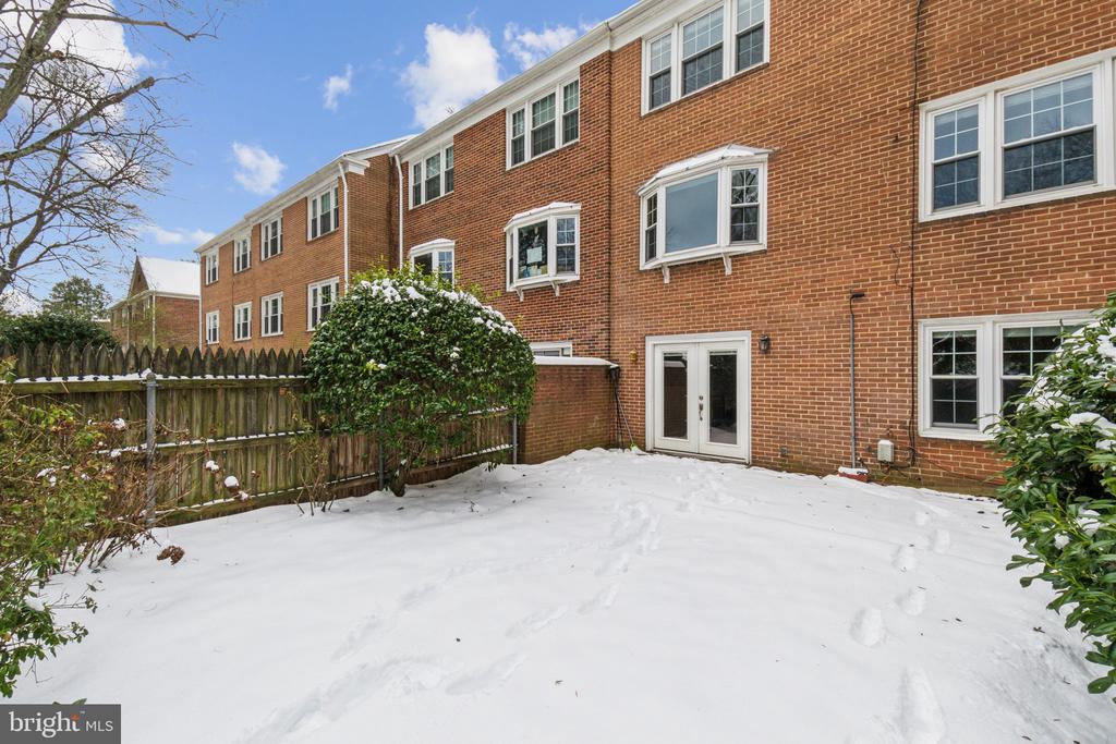 637 Azalea Dr