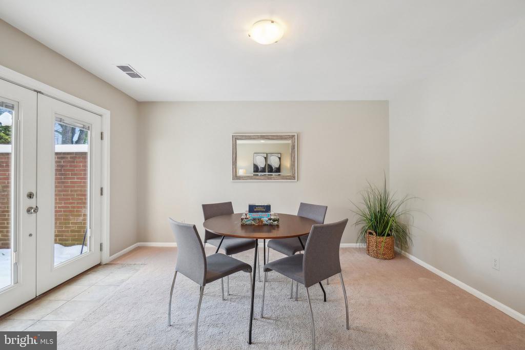 637 Azalea Dr