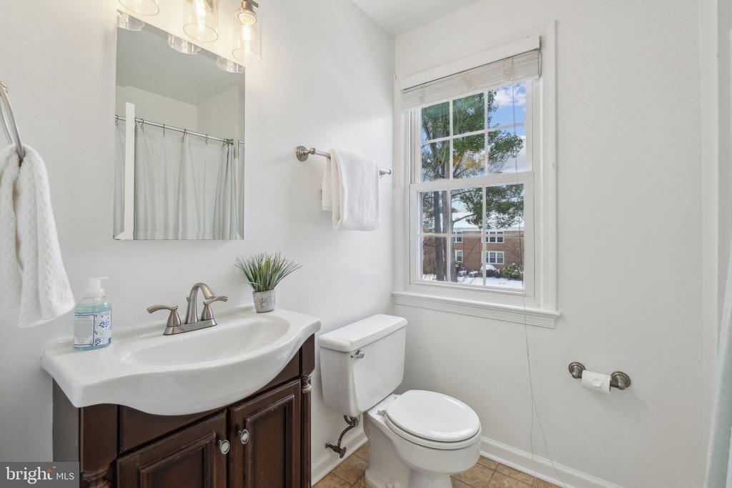 637 Azalea Dr