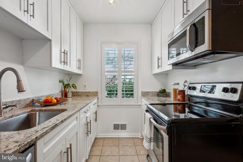 637 Azalea Dr