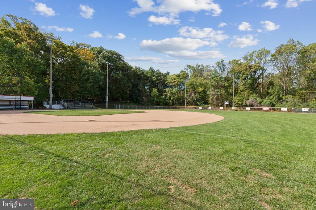 4 Waddington Ln