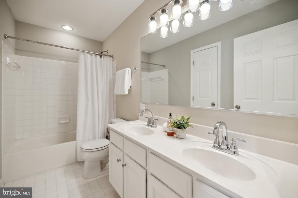 4 Waddington Ln