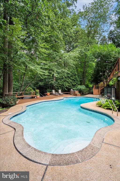 10913 ROUNDTABLE COURT