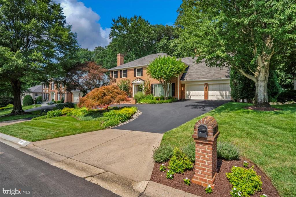 10913 ROUNDTABLE COURT