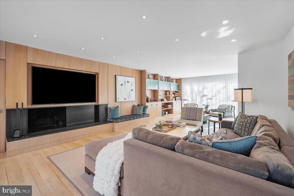 10913 ROUNDTABLE COURT