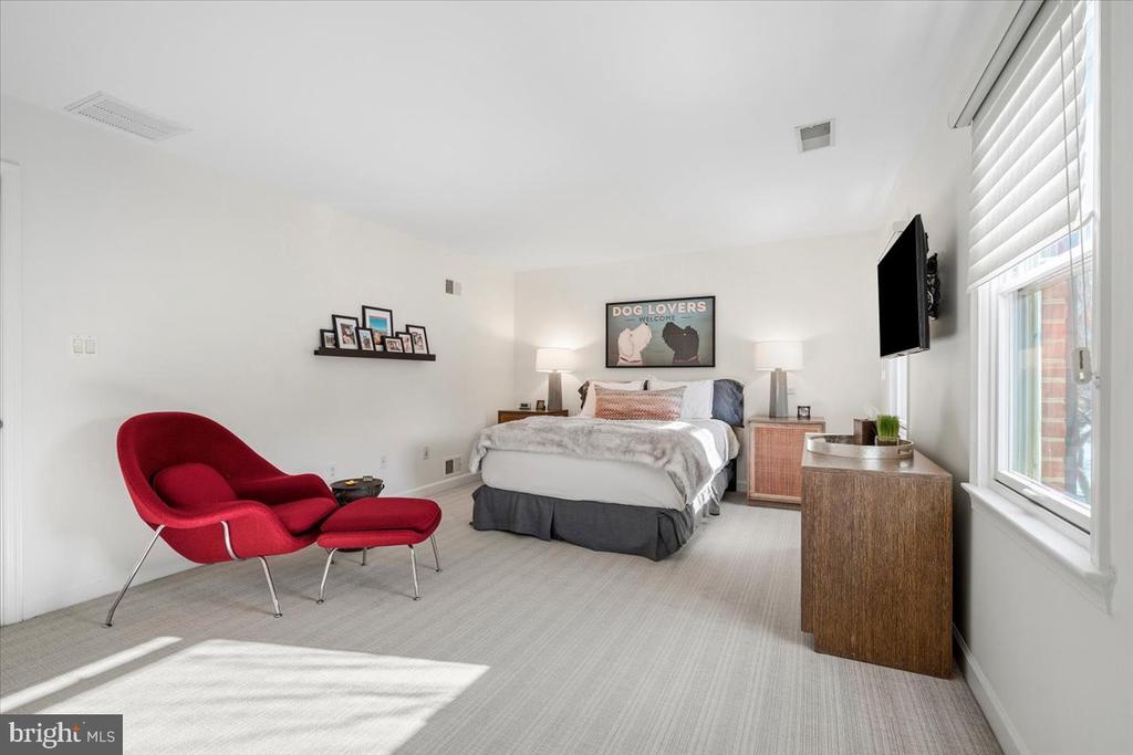 10913 ROUNDTABLE COURT