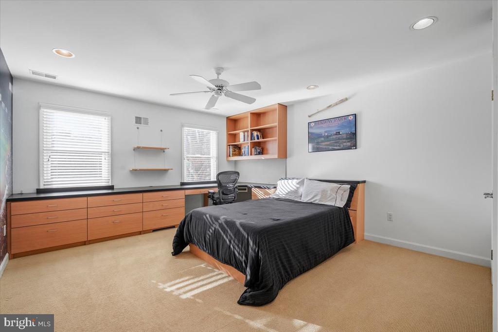 10913 ROUNDTABLE COURT