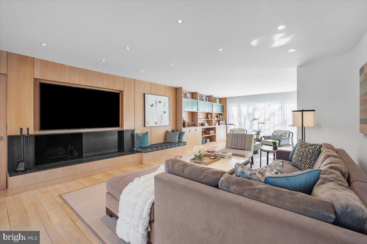10913 ROUNDTABLE COURT