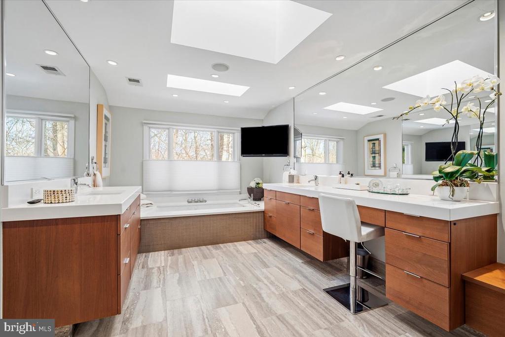 10913 ROUNDTABLE COURT