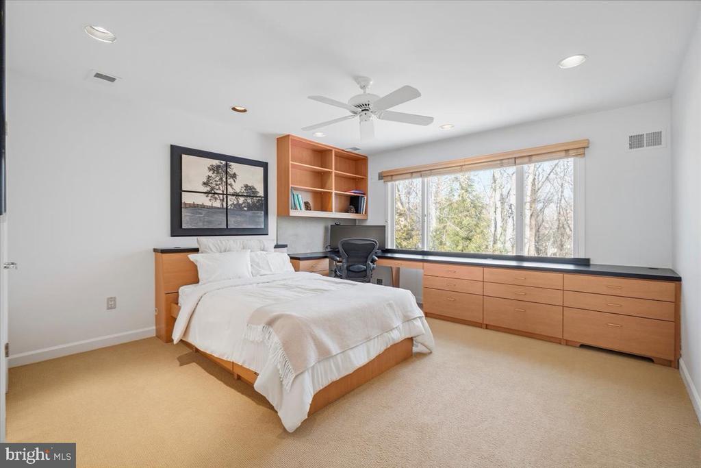 10913 ROUNDTABLE COURT